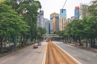 26 Nisan 2023 Wan Chai bölgesindeki ünlü tramvaylı şehir manzarası.