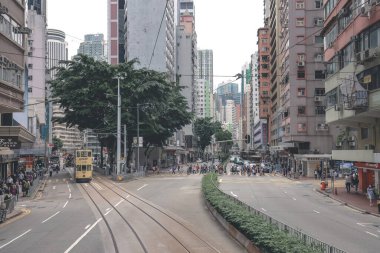 26 Nisan 2023 Wan Chai bölgesindeki ünlü tramvaylı şehir manzarası.