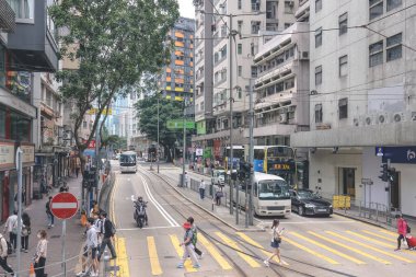 26 Nisan 2023 Wan Chai bölgesindeki ünlü tramvaylı şehir manzarası.