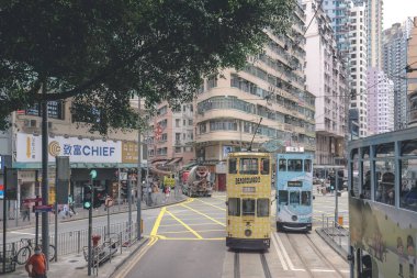 26 Nisan 2023 Wan Chai bölgesindeki ünlü tramvaylı şehir manzarası.