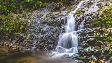 Siu Chik Sha 'da güzel bir şelale, T.K.