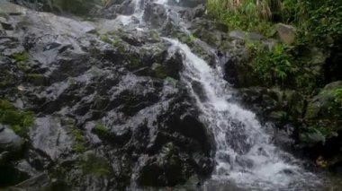 Siu Chik Sha 'da güzel bir şelale, T.K.