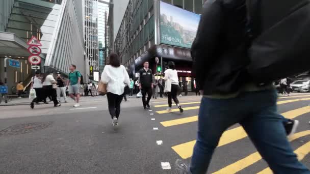 2023年4月26日 香港中央区の繁華街への歩行者移動 — ストック動画