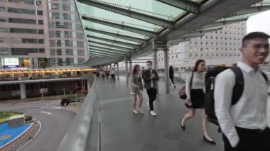 26 Nisan 2023 'te Hong Kong, Central' da yaya köprüsü.