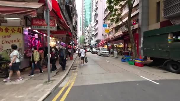 2023年4月26日香港のワンチャイウェットマーケットでの混雑した通りの交差点 — ストック動画