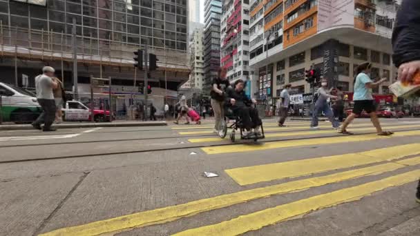 2023年4月26日香港のワンチャイ ジョンストン通りを横断する歩行者 — ストック動画