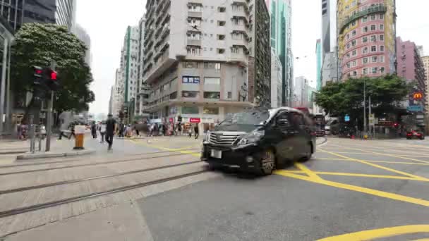 Peatones Que Cruzan Carretera Wan Chai Road Hong Kong Abril — Vídeo de stock