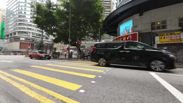 Nisan 2023 Hong Kong Wan Chai Yolundan Geçen Yayalar — Stok video