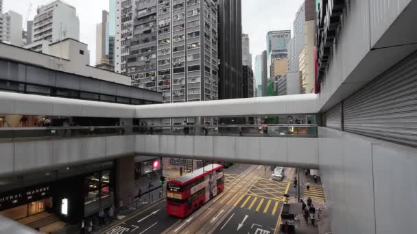Χονγκ Κονγκ Απριλίου 2023 Πεζόδρομος Μετάβασης Πάνω Από Πολυσύχναστο Δρόμο — Αρχείο Βίντεο