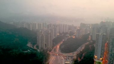 Kwun Tong bölgesi gün batımında, Hong Kong - 28 Nisan 2023.  