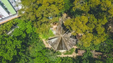 4 Mayıs 2023 'te Hong Kong' daki tek nilüfer şekilli binadır.