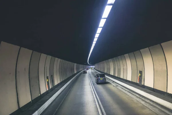 设有隧道的高速公路 于2023年5月4日在香港快速公路旁 — 图库照片