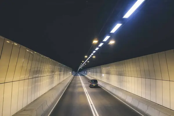 设有隧道的高速公路 于2023年5月4日在香港快速公路旁 — 图库照片