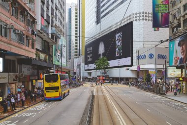 Tram 'da, Causeway Bay caddesi manzarası 10 Mayıs 2023