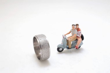 Klasik motosikletli genç bir çift figürü.