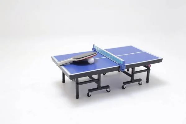 Racchette Tennis Palla Contro Rete Sul Tavolo — Foto Stock
