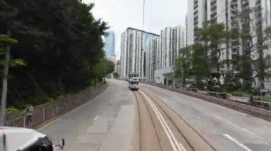Hong Kong - 10 Mayıs 2023: Tramvayda, Hong Kong 'daki King caddesi manzarası.