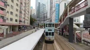 Hong Kong - 10 Mayıs 2023: Tramvayda, Hong Kong 'daki King caddesi manzarası.