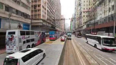 Hong Kong - 10 Mayıs 2023: Tramvayda, Hong Kong 'daki King caddesi manzarası.