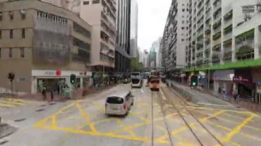 Hong Kong - 10 Mayıs 2023: Tramvayda, Hong Kong 'daki King caddesi manzarası.