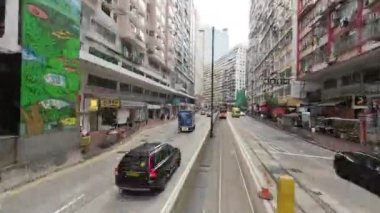 Hong Kong - 10 Mayıs 2023: Tramvayda, Hong Kong 'daki King caddesi manzarası.