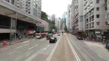 Hong Kong - 10 Mayıs 2023: Tramvayda, Hong Kong 'daki King caddesi manzarası.