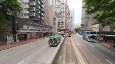 Hong Kong - 10 Mayıs 2023: Tramvayda, Hong Kong 'daki King caddesi manzarası.