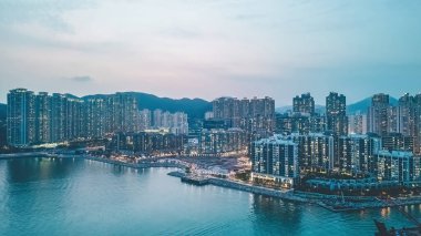 Hong Kong 'un Güney Tseung Kwan O bölgesinin Alacakaranlığı.