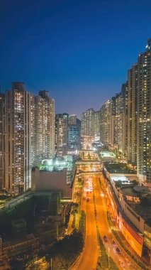 Hang Hau bölgesindeki konut binalarının gece görüşü, Hong Kong.