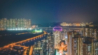 Hang Hau yerleşim bölgesinin gece görüntüsü, Hong Kong.