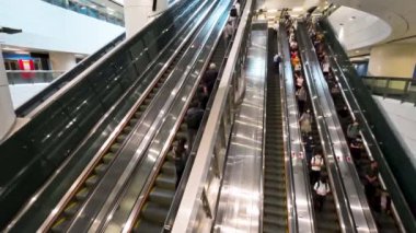 17 Mayıs 2023 'te yürüyen merdivenden çıkan bir kalabalığın hızlı hareketi..