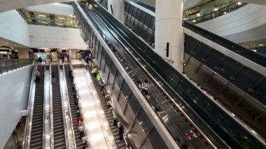 17 Mayıs 2023 'te yürüyen merdivenden çıkan bir kalabalığın hızlı hareketi..