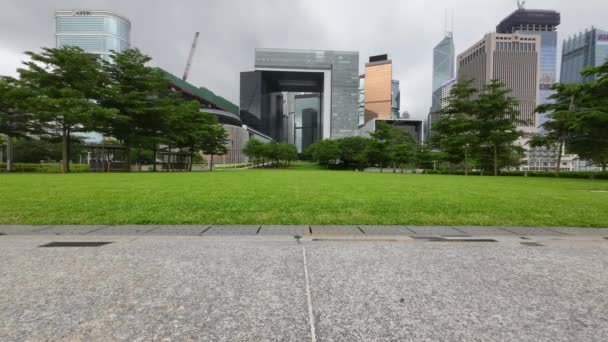 Tamar Park Med Hong Kong Regeringsbyggnader Bakgrunden Maj 2023 — Stockvideo