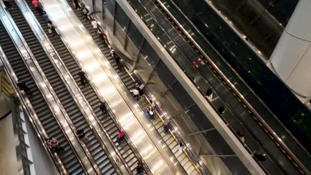 Movimiento Rápido Una Multitud Personas Subiendo Escaleras Mecánicas Mayo 2023 — Vídeo de stock