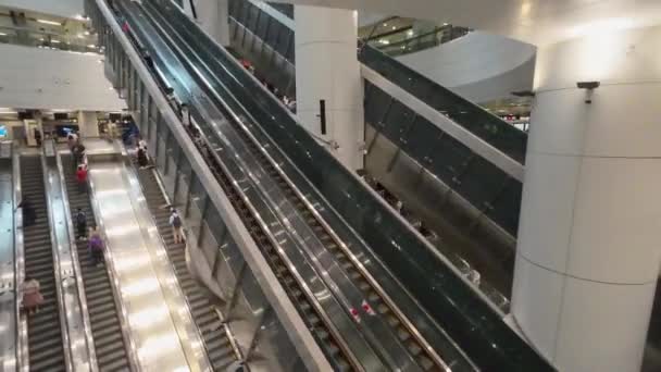 Movimiento Rápido Una Multitud Personas Subiendo Escaleras Mecánicas Mayo 2023 — Vídeos de Stock