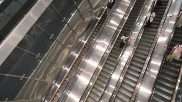 Mayıs 2023 Yürüyen Merdivenden Çıkan Bir Kalabalığın Hızlı Hareketi — Stok video