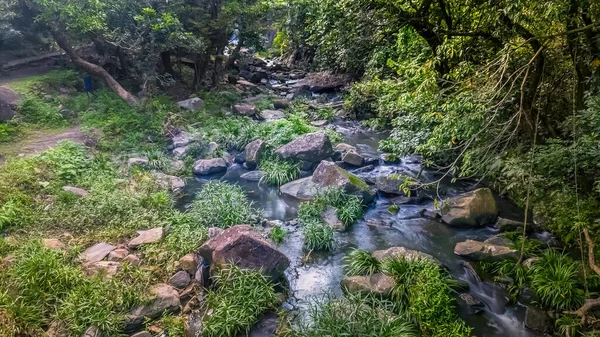石の中を流れる山河 — ストック写真