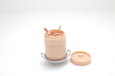 Şekil bambu deresindeki kaplıcanın tadını çıkarıyor.