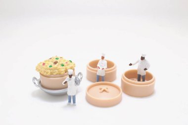 Şef pirinç pilavı pişiriyor.