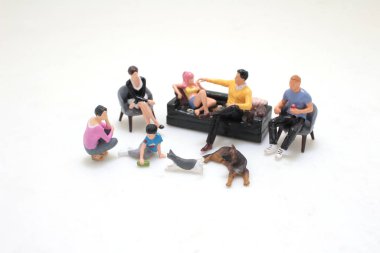 Evde kanepede dinleniyor, evde dinleniyor..