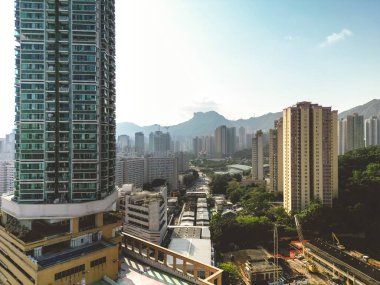 28 Mayıs 2023 Ngau Chi Wan, Hong Kong 'un aşağısındaki çatılarda.