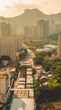 28 Mayıs 2023 Ngau Chi Wan, Hong Kong 'un aşağısındaki çatılarda.