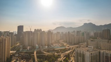 28 Mayıs 2023 Ngau Chi Wan, Hong Kong 'un aşağısındaki çatılarda.