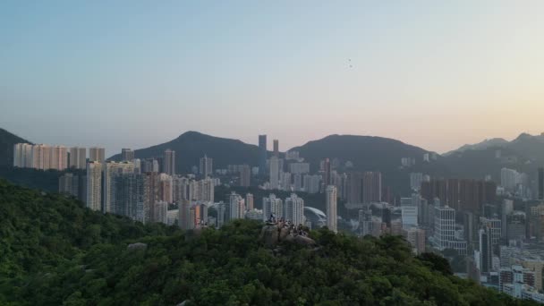 Mayıs 2023 Hong Kong Bir Kayanın Başında Oturup Fotoğraf Çeken — Stok video