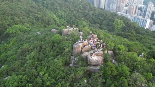 Silhouette Persone Che Siede Una Roccia Scatta Foto Hong Kong — Video Stock