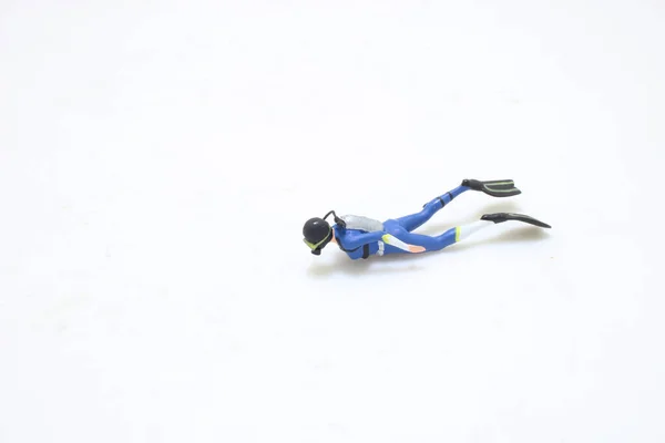 跳水男子在演播室轮廓孤立的白色背景 — 图库照片