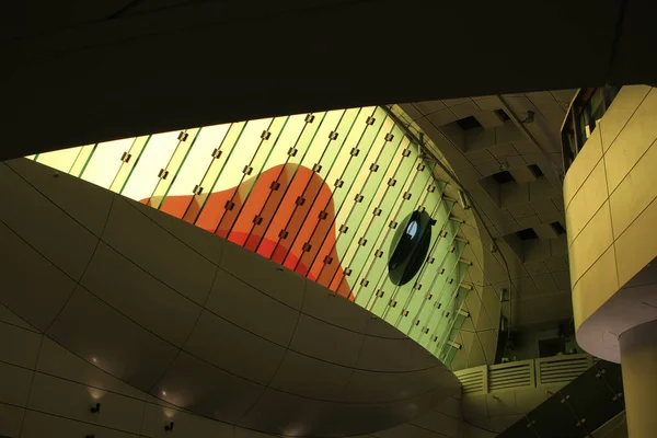 巨大なラバーDuckie装飾は地下鉄の駅で準備ができています6月3 2023 — ストック写真
