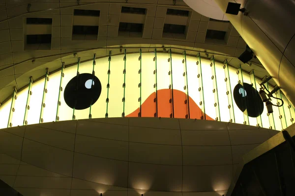 巨大なラバーDuckie装飾は地下鉄の駅で準備ができています6月3 2023 — ストック写真