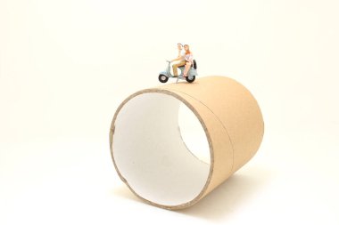 Klasik motosikletli genç bir çift figürü.