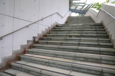 Girişteki gri beton merdiven. 9 Haziran 2023.